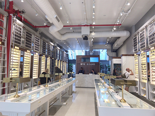 図書館がテーマとした「ワービー・パーカー」の店舗